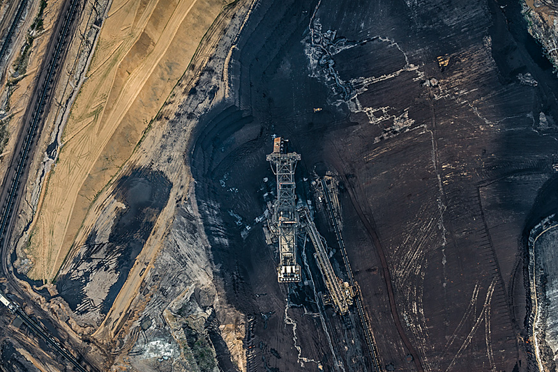 Illustration for article titled Aerial Photos of Coal Mining Pits Are Sublime and Terrifying